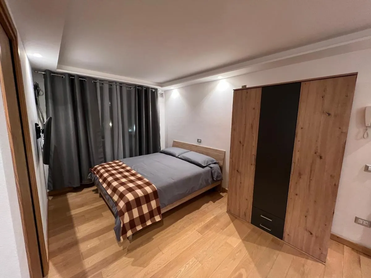 Elegante E Moderno Monolocale Apartment Oga Italy